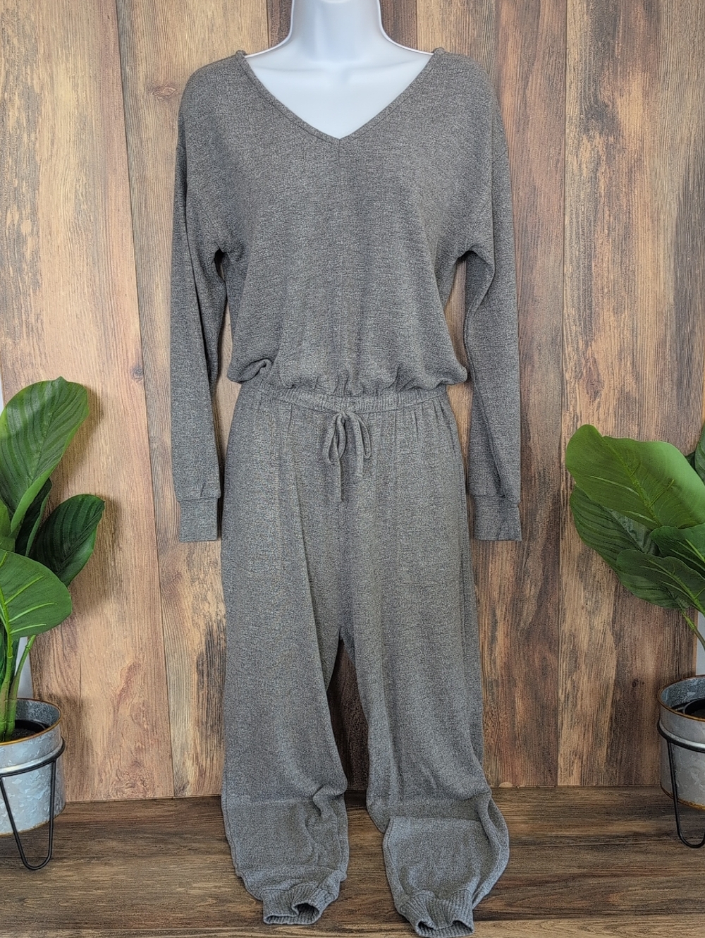 Serra Knit V-Neck Long Sleeve Jogger Jumpsuit M       Q280